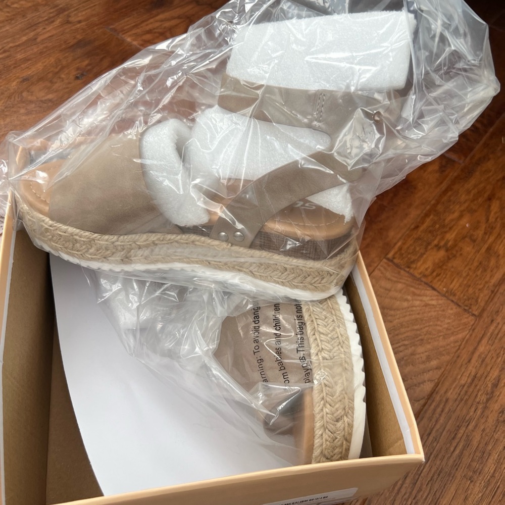 Sandals - Picture 3 of 4